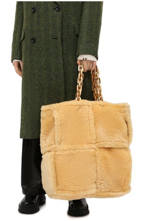 Женский сумка-тоут chain large BOTTEGA VENETA бежевого цвета по цене 414500 руб., арт. 631420/VBWX0 | Фото 2 Женский сумка-тоут chain large BOTTEGA VENETA бежевого цвета, арт. 631420/VBWX0 | Фото 2