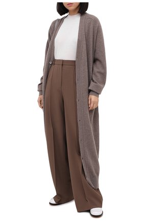 Женский кашемировый кардиган EXTREME CASHMERE серого цвета по цене 72050 руб., арт. 125/C0C0 | Фото 2 Женский кашемировый кардиган EXTREME CASHMERE серого цвета, арт. 125/C0C0 | Фото 2