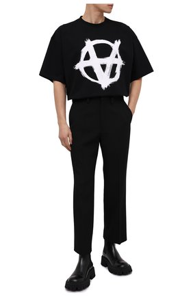 Мужская хлопковая футболка VETEMENTS черного цвета по цене 32900 руб., арт. UE51TR640B 1600/M | Фото 2 Мужская хлопковая футболка VETEMENTS черного цвета, арт. UE51TR640B 1600/M | Фото 2 (Материал внешний: Хлопок; Длина (для топов): Удлиненные; Принт: С принтом; Стили: Гранж; Рукава: Короткие)
