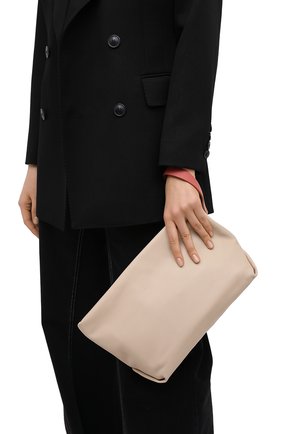 Женский клатч inside out LORO PIANA кремвого цвета по цене 124500 руб., арт. FAI7899 | Фото 2 Женский клатч inside out LORO PIANA кремвого цвета, арт. FAI7899 | Фото 2 (Размер: medium; Материал: Натуральная кожа; Женское Кросс-КТ: Клатч-клатчи)