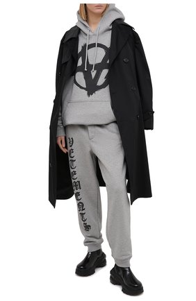 Женские хлопковые джоггеры VETEMENTS серого цвета по цене 66100 руб., арт. ME51PA820G 1601 | Фото 2 Женские хлопковые джоггеры VETEMENTS серого цвета, арт. ME51PA820G 1601 | Фото 2