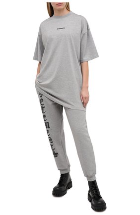 Женская хлопковая футболка VETEMENTS серого цвета по цене 32300 руб., арт. UE51TR540G 1600/W | Фото 2 Женская хлопковая футболка VETEMENTS серого цвета, арт. UE51TR540G 1600/W | Фото 2