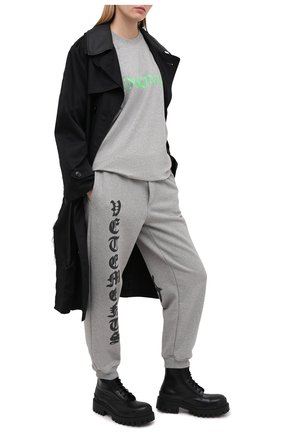 Женские хлопковые джоггеры VETEMENTS серого цвета по цене 63350 руб., арт. ME51PA820G 1601/W | Фото 2 Женские хлопковые джоггеры VETEMENTS серого цвета, арт. ME51PA820G 1601/W | Фото 2