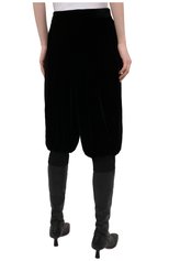Женские брюки из вискозы и шелка GIORGIO ARMANI черного цвета, арт. 0WHPP0FR/T01FD | Фото 4 (Стили: Ретро; Женское Кросс-КТ: Брюки-одежда; Силуэт Ж (брюки и джинсы): Джоггеры; Материал внешний: Вискоза; Длина (брюки, джинсы): Укороченные)