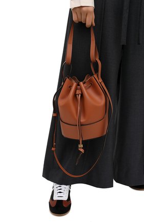 Женская сумка balloon LOEWE светло-коричневого цвета по цене 179500 руб., арт. A710C31X31 | Фото 2 Женская сумка balloon LOEWE светло-коричневого цвета, арт. A710C31X31 | Фото 2