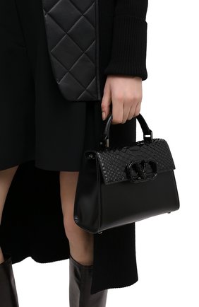 Женская сумка valentino garavani из кожи питона VALENTINO черного цвета по цене 219000 руб., арт. UW0B0F53/DEU/PBIV | Фото 2 Женская сумка valentino garavani из кожи питона VALENTINO черного цвета, арт. UW0B0F53/DEU/PBIV | Фото 2