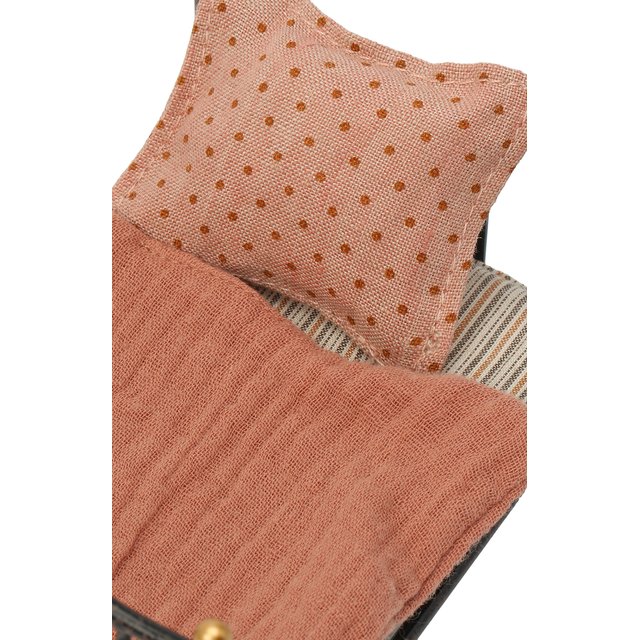 фото Игрушечная винтажная кровать для мышей maileg