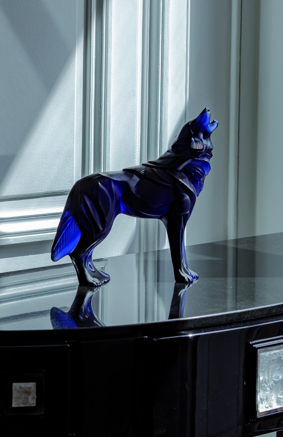 Скульптура волк LALIQUE синего цвета, арт. 10729900 | Фото 2 (Ограничения доставки: fragile-2)