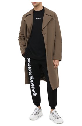 Мужская хлопковая футболка VETEMENTS черного цвета по цене 33700 руб., арт. UE51TR540B 1600/M | Фото 2 Мужская хлопковая футболка VETEMENTS черного цвета, арт. UE51TR540B 1600/M | Фото 2 (Длина (для топов): Удлиненные; Материал внешний: Хлопок; Стили: Гранж; Мужское Кросс-КТ: Футболка-одежда; Принт: С принтом; Рукава: Короткие)