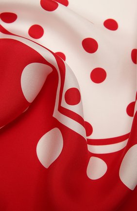 Женский шелковый платок DOLCE & GABBANA красного цвета по цене 29800 руб., арт. FN090R/GDS30 | Фото 2 Женский шелковый платок DOLCE & GABBANA красного цвета, арт. FN090R/GDS30 | Фото 2