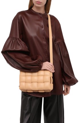Женская сумка padded cassette BOTTEGA VENETA бежевого цвета по цене 199500 руб., арт. 591970/VCQR1 | Фото 2 Женская сумка padded cassette BOTTEGA VENETA бежевого цвета, арт. 591970/VCQR1 | Фото 2