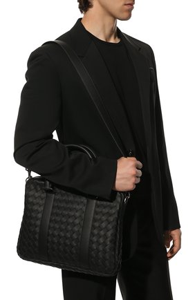 Мужская кожаная сумка для ноутбука BOTTEGA VENETA черного цвета, арт. 651580/V0E51 | Фото 2 (Ремень/цепочка: На ремешке; Материал: Натуральная кожа; Размер: large)