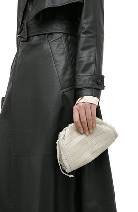 Женский клатч pouch 20 из кожи аллигатора BOTTEGA VENETA белого цвета по цене 1190000 руб., арт. 585852/VCPX1/AMIS | Фото 2 Женский клатч pouch 20 из кожи аллигатора BOTTEGA VENETA белого цвета, арт. 585852/VCPX1/AMIS | Фото 2