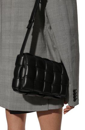 Женская сумка padded cassette BOTTEGA VENETA черного цвета по цене 199500 руб., арт. 591970/VCQR1 | Фото 2 Женская сумка padded cassette BOTTEGA VENETA черного цвета, арт. 591970/VCQR1 | Фото 2