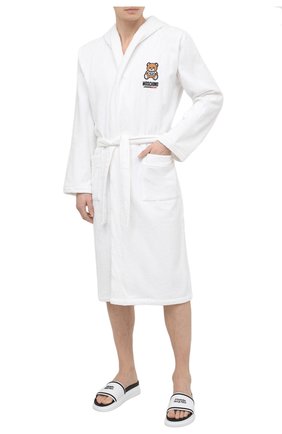 Мужской хлопковый халат MOSCHINO белого цвета по цене 22200 руб., арт. A7301/8140 | Фото 2 Мужской хлопковый халат MOSCHINO белого цвета, арт. A7301/8140 | Фото 2 (Материал внешний: Хлопок; Рукава: Длинные; Длина (верхняя одежда): Длинные; Кросс-КТ: домашняя одежда)
