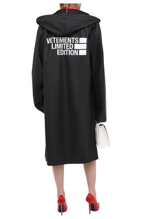 Женский плащ VETEMENTS черного цвета по цене 69550 руб., арт. UE51C0100B 1304/W | Фото 2 Женский плащ VETEMENTS черного цвета, арт. UE51C0100B 1304/W | Фото 2