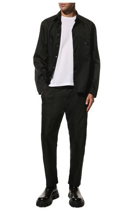 Мужские брюки PRADA черного цвета, арт. SPH85-1YFL-F0002-202 | Фото 2 (Случай: Повседневный; Материал внешний: Синтетический материал; Стили: Минимализм; Длина (брюки, джинсы): Укороченные)