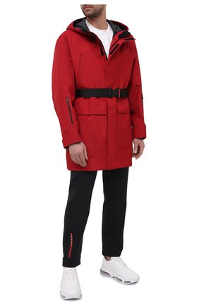 Мужской плащ PRADA красного цвета по цене 240000 руб., арт. SGX579-1XV1-F0011-202 | Фото 2 Мужской плащ PRADA красного цвета, арт. SGX579-1XV1-F0011-202 | Фото 2