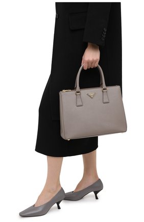 Женская сумка galleria medium PRADA серого цвета по цене 205000 руб., арт. 1BA274-NZV-F0572-DOO | Фото 2 Женская сумка galleria medium PRADA серого цвета, арт. 1BA274-NZV-F0572-DOO | Фото 2