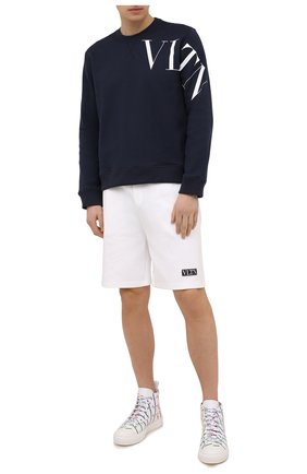 Мужской хлопковый свитшот VALENTINO темно-синего цвета по цене 56300 руб., арт. VV3MF10G745 | Фото 2 Мужской хлопковый свитшот VALENTINO темно-синего цвета, арт. VV3MF10G745 | Фото 2