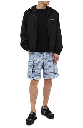 Мужские джинсовые шорты VALENTINO голубого цвета по цене 79700 руб., арт. VV3DD00T723 | Фото 2 Мужские джинсовые шорты VALENTINO голубого цвета, арт. VV3DD00T723 | Фото 2