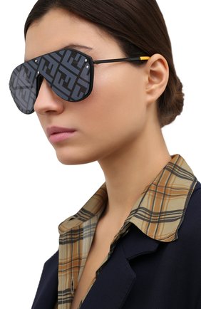 Женские солнцезащитные очки FENDI черного цвета по цене 32500 руб., арт. M0039/G 71C | Фото 2 Женские солнцезащитные очки FENDI черного цвета, арт. M0039/G 71C | Фото 2