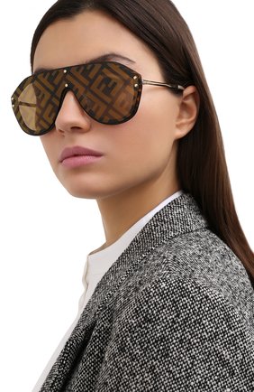 Женские солнцезащитные очки FENDI коричневого цвета по цене 32500 руб., арт. M0039/G XLT | Фото 2 Женские солнцезащитные очки FENDI коричневого цвета, арт. M0039/G XLT | Фото 2