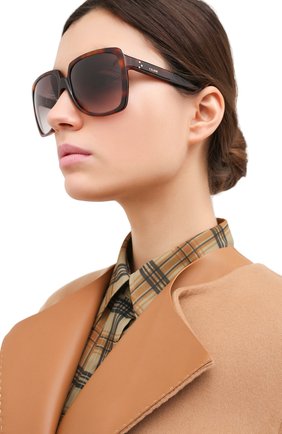 Женские солнцезащитные очки CELINE EYEWEAR коричневого цвета по цене 32800 руб., арт. CL40146I 53K | Фото 2 Женские солнцезащитные очки CELINE EYEWEAR коричневого цвета, арт. CL40146I 53K | Фото 2