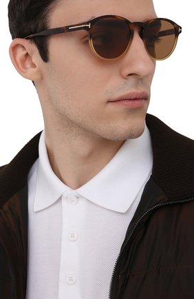 Мужские солнцезащитные очки TOM FORD коричневого цвета по цене 24800 руб., арт. TF834 55E | Фото 2 Мужские солнцезащитные очки TOM FORD коричневого цвета, арт. TF834 55E | Фото 2
