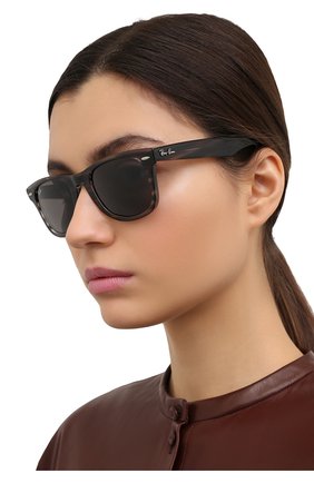 Женские солнцезащитные очки RAY-BAN темно-серого цвета по цене 11700 руб., арт. 4340-6430B1 | Фото 2 Женские солнцезащитные очки RAY-BAN темно-серого цвета, арт. 4340-6430B1 | Фото 2