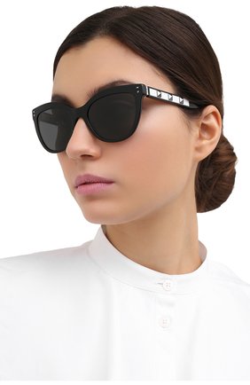 Женские солнцезащитные очки VALENTINO черного цвета по цене 21200 руб., арт. 4049-500187 | Фото 2 Женские солнцезащитные очки VALENTINO черного цвета, арт. 4049-500187 | Фото 2