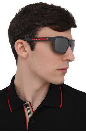 Мужские солнцезащитные очки PRADA LINEA ROSSA темно-серого цвета по цене 18000 руб., арт. 02XS-UFK07H | Фото 2 Мужские солнцезащитные очки PRADA LINEA ROSSA темно-серого цвета, арт. 02XS-UFK07H | Фото 2