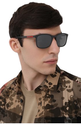 Мужские солнцезащитные очки PRADA LINEA ROSSA темно-серого цвета по цене 18000 руб., арт. 01TS-UFK07H | Фото 2 Мужские солнцезащитные очки PRADA LINEA ROSSA темно-серого цвета, арт. 01TS-UFK07H | Фото 2