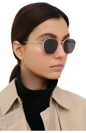 Женские солнцезащитные очки THE ROW X OLIVER PEOPLES золотого цвета по цене 29500 руб., арт. 1230ST-5252R5 | Фото 2 Женские солнцезащитные очки THE ROW X OLIVER PEOPLES золотого цвета, арт. 1230ST-5252R5 | Фото 2