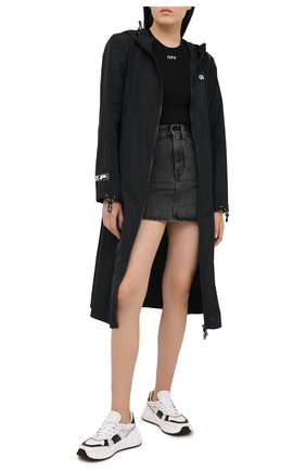 Женский плащ OFF-WHITE черного цвета по цене 94000 руб., арт. 0WVL011R21FAB001 | Фото 2 Женский плащ OFF-WHITE черного цвета, арт. 0WVL011R21FAB001 | Фото 2 (Материал внешний: Синтетический материал; Стили: Классический; Рукава: Длинные; Длина (верхняя одежда): Длинные)