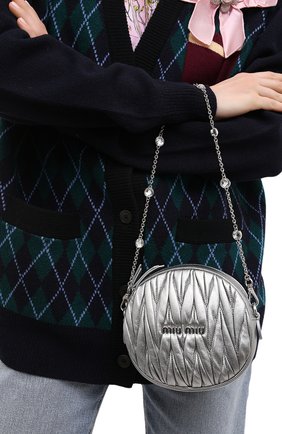 Женская сумка MIU MIU серебряного цвета, арт. 5BH191-2CE3-F0135-NOY | Фото 2 (Материал: Натуральная кожа; Сумки-технические: Сумки через плечо; Ремень/цепочка: На ремешке; Размер: mini; Женское Кросс-КТ: Вечерняя сумка)