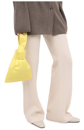 Женская сумка twist mini BOTTEGA VENETA желтого цвета по цене 85450 руб., арт. 652001/VCP40 | Фото 2 Женская сумка twist mini BOTTEGA VENETA желтого цвета, арт. 652001/VCP40 | Фото 2 (Сумки-технические: Сумки top-handle; Материал: Натуральная кожа; Размер: mini)