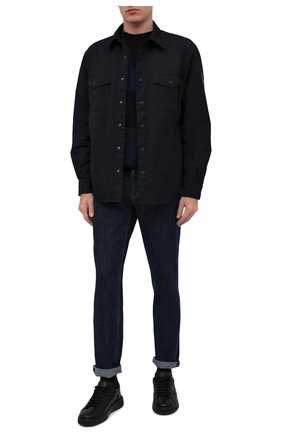 Мужские джинсы BRUNELLO CUCINELLI темно-синего цвета по цене 45300 руб., арт. M0Z37B2210 | Фото 2 Мужские джинсы BRUNELLO CUCINELLI темно-синего цвета, арт. M0Z37B2210 | Фото 2 (Длина (брюки, джинсы): Стандартные; Стили: Кэжуэл; Кросс-КТ: Деним; Материал внешний: Хлопок; Силуэт М (брюки): Прямые)