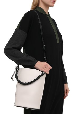 Женская сумка gate bucket LOEWE белого цвета по цене 148500 руб., арт. 329.56.Z85 | Фото 5 Женская сумка gate bucket LOEWE белого цвета, арт. 329.56.Z85 | Фото 5 (Сумки-технические: Сумки через плечо, Сумки top-handle; Размер: medium, small; Материал: Натуральная кожа; Ремень/цепочка: На ремешке)