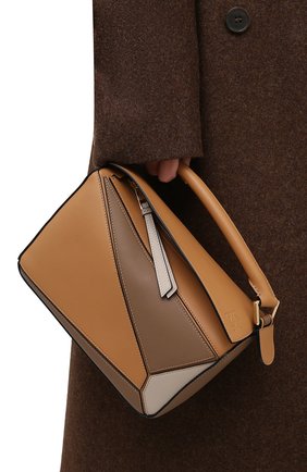 Женская сумка puzzle small LOEWE темно-бежевого цвета по цене 216000 руб., арт. A510S21X50 | Фото 2 Женская сумка puzzle small LOEWE темно-бежевого цвета, арт. A510S21X50 | Фото 2 (Сумки-технические: Сумки через плечо, Сумки top-handle; Материал: Натуральная кожа; Ремень/цепочка: На ремешке; Размер: small)