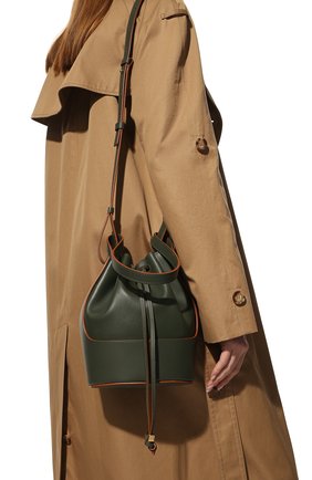 Женская сумка balloon LOEWE хаки цвета по цене 169500 руб., арт. A710C31X31 | Фото 2 Женская сумка balloon LOEWE хаки цвета, арт. A710C31X31 | Фото 2 (Сумки-технические: Сумки через плечо, Сумки top-handle; Материал: Натуральная кожа; Ремень/цепочка: На ремешке; Размер: small)