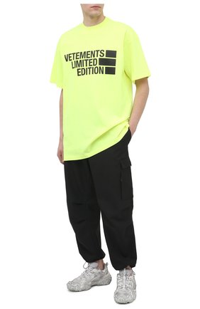 Мужская хлопковая футболка VETEMENTS светло-зеленого цвета по цене 37600 руб., арт. UE51TR810Y 1611/M | Фото 2 Мужская хлопковая футболка VETEMENTS светло-зеленого цвета, арт. UE51TR810Y 1611/M | Фото 2
