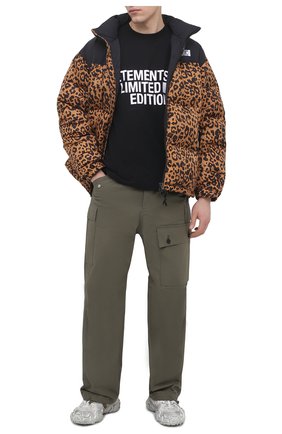 Мужская хлопковая футболка VETEMENTS черного цвета по цене 34050 руб., арт. UE51TR810B 1611/M | Фото 2 Мужская хлопковая футболка VETEMENTS черного цвета, арт. UE51TR810B 1611/M | Фото 2 (Материал внешний: Хлопок; Рукава: Короткие; Принт: С принтом; Длина (для топов): Удлиненные; Стили: Гранж)