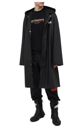 Мужская хлопковая футболка VETEMENTS черного цвета по цене 33700 руб., арт. UE51TR620B 1611/M | Фото 2 Мужская хлопковая футболка VETEMENTS черного цвета, арт. UE51TR620B 1611/M | Фото 2