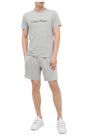 Мужская хлопковая футболка CALVIN KLEIN серого цвета, арт. NM1129E | Фото 2 (Материал внешний: Хлопок; Длина (для топов): Стандартные; Рукава: Короткие; Мужское Кросс-КТ: Футболка-белье; Кросс-КТ: домашняя одежда)
