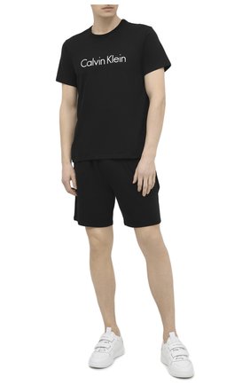 Мужская хлопковая футболка CALVIN KLEIN черного цвета по цене 4365 руб., арт. NM1129E | Фото 2 Мужская хлопковая футболка CALVIN KLEIN черного цвета, арт. NM1129E | Фото 2 (Длина (для топов): Стандартные; Рукава: Короткие; Материал внешний: Хлопок; Мужское Кросс-КТ: Футболка-белье; Кросс-КТ: домашняя одежда)