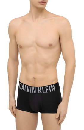 Мужские комплект из двух боксеров CALVIN KLEIN серого цвета, арт. NB2599A | Фото 2 (Материал внешний: Синтетический материал; Кросс-КТ: бельё; Мужское Кросс-КТ: Трусы)