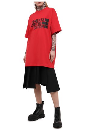 Женская хлопковая футболка VETEMENTS красного цвета по цене 36000 руб., арт. UE51TR810R 1611/W | Фото 2 Женская хлопковая футболка VETEMENTS красного цвета, арт. UE51TR810R 1611/W | Фото 2