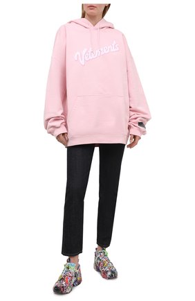 Женский хлопковое худи VETEMENTS розового цвета по цене 77000 руб., арт. UE51TR770P 1604/W | Фото 2 Женский хлопковое худи VETEMENTS розового цвета, арт. UE51TR770P 1604/W | Фото 2