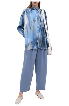 Женская шелковая рубашка KITON голубого цвета по цене 132500 руб., арт. D51402K09T47 | Фото 2 Женская шелковая рубашка KITON голубого цвета, арт. D51402K09T47 | Фото 2 (Материал внешний: Шелк; Длина (для топов): Удлиненные; Рукава: Длинные; Принт: С принтом; Стили: Кэжуэл; Женское Кросс-КТ: Рубашка-одежда; Региональные ограничения белый список (Axapta Mercury): RU)